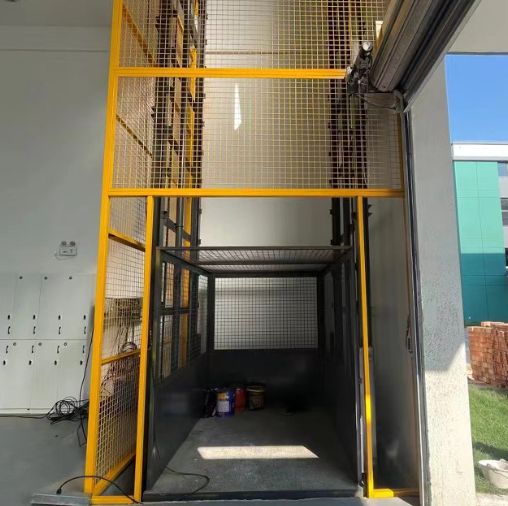 信阳导轨式升降机助力物流园破解运输难题