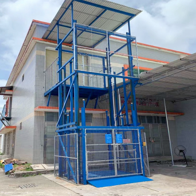 信阳建材厂室外升降货梯安装